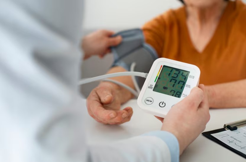 Мошенники атакуют пенсионеров накануне Нового года, выдавая себя за властей