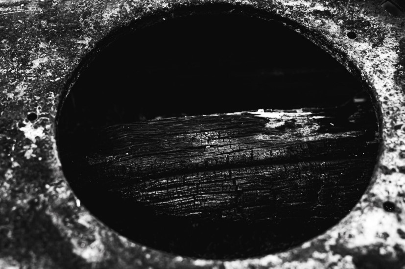 Школьница в Краснодаре провалилась в скрытый под снегом люк во время прогулки