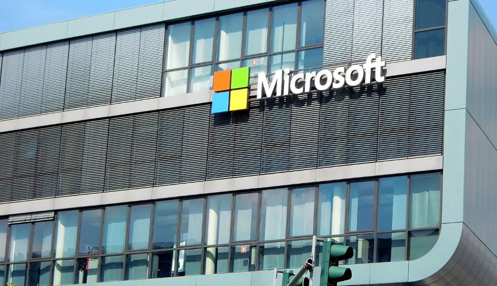 Журналист Холлистер назвал амбиции Microsoft в сфере ИИ посмешищем