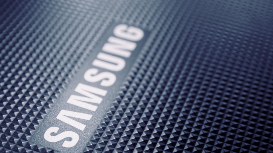 Samsung показала способный уменьшиться в пять раз OLED-дисплей с функцией скручивания